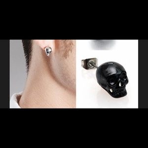 Adorable NEW black skull earrings!